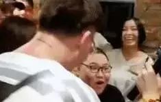  pdd粉丝聚会遭女粉强吻现任女友直呼裂开幕后主使人也找到了