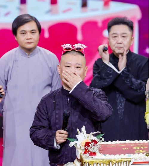  德云社成员为郭德纲庆生,成员发文态度大不同,于谦笑出了表情包