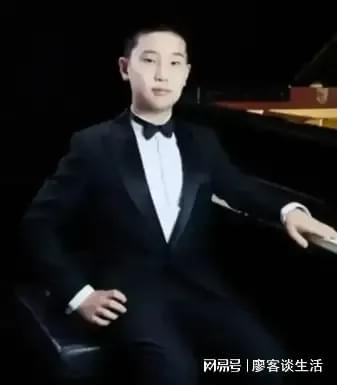 林永健长叉腰表情包