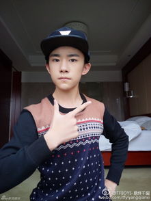  严肃boytfboys易烊千玺9连拍穿秋衣仍高冷