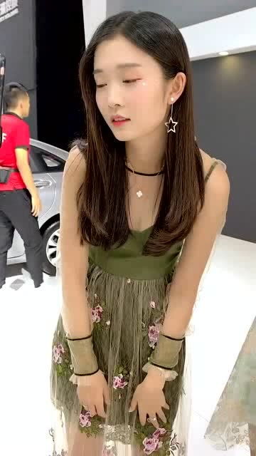  粉丝镜头下的美女车模,这夸张的表情,听到什么消息了嘴张这么大