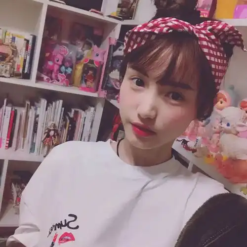  女生头像不舍无语,却也无奈