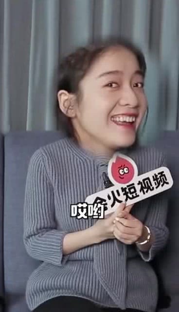  张雪迎遭男摄像师撩拨一波土味情话的突袭瞬间表情失控