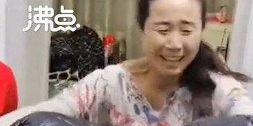  老人开门看见双胞胎孙子乐出表情包赶忙拥入怀中