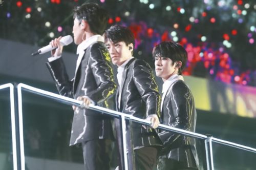  tfboys刚参加完跨年就集体更博,连起来是一句话,太有心了