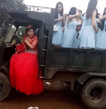 搞笑gif妹子,你闺蜜长得好特别,近看有点像是男的 搞笑gif妹子,你闺蜜长得好特别,近看有点像是男的