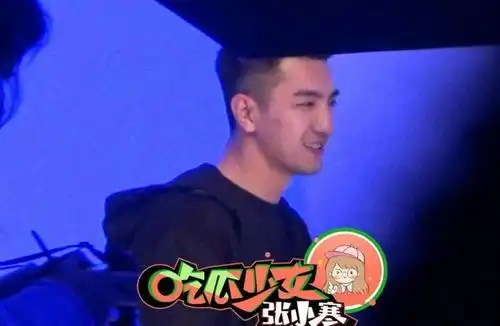 否认出轨后,金瀚面带笑容现身片场,张芷溪表情犀利,气场强大 否认出轨后,金瀚面带笑容现身片场,张芷溪表情犀利,气场强大