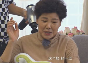  蔡少芬对老公撒娇求抱抱,婆婆一脸看戏的表情,张晋太不懂情趣