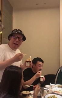  倪大红喊美女蔡根花宝贝后害羞,吃油辣椒冰激凌后表情包不断