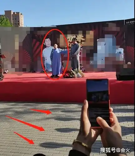  相声大师何云伟商演捞金,被俩美女迎接还送花,观众太少显冷清