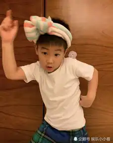 小鱼儿为妈妈胡可拍照,镜头前的胡可素颜亮相比手势卖萌 小鱼儿为妈妈胡可拍照,镜头前的胡可素颜亮相比手势卖萌