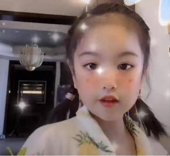  包贝尔女儿近照大变样,小圆脸变小尖脸,表情丰富明星范十足