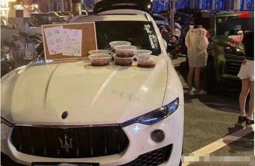  男子开劳斯莱斯摆地摊,啥也不卖,却因车头一张纸躺着数钱