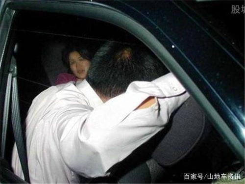  女司机高速隧道内停车喂娃,看见交警表情慌乱,网友心真大