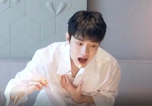  肖战美食vlog出炉,颜值瞬间成焦点,被辣到的小表情太可爱了