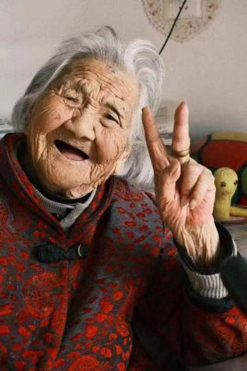  郑州最高龄老人114岁还能自己吃饭,孙子都有了孙辈