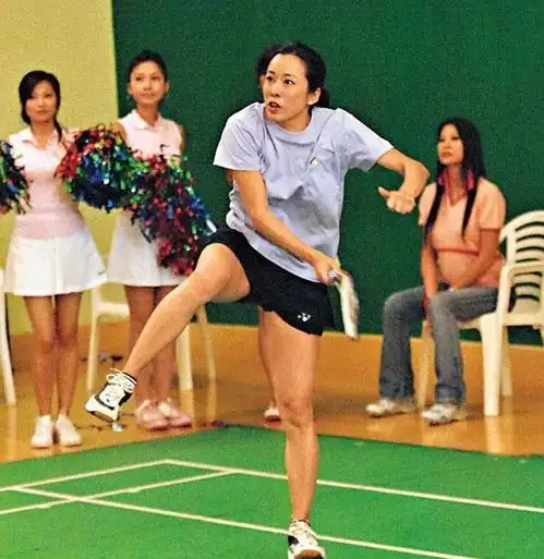  郭晶晶郭晶晶婆婆素颜与马浚伟打羽毛球,60岁仍皮肤紧致不见皱纹