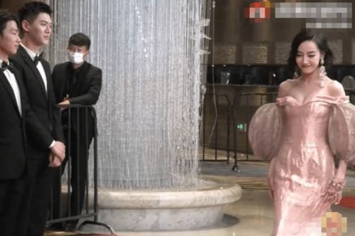迪丽热巴穿泡泡袖礼服走红毯,工作人员都看傻,表情让网友笑翻 迪丽热巴穿泡泡袖礼服走红毯,工作人员都看傻,表情让网友笑翻