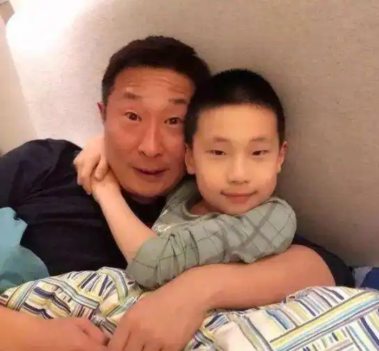 林永健儿子登台演奏钢琴,一身西装优雅亮相,9岁就拿下国际大奖 林永健儿子登台演奏钢琴,一身西装优雅亮相,9岁就拿下国际大奖