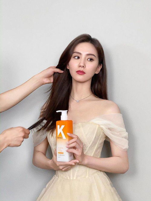 刘诗诗抹胸礼裙撩发大秀天鹅颈满头泡沫表情可爱 刘诗诗抹胸礼裙撩发大秀天鹅颈满头泡沫表情可爱