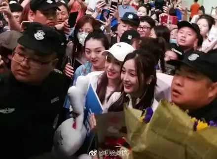 杨超越吓出了表情包,强东玥像助手输在肉脸,美岐宣仪人气爆棚 杨超越吓出了表情包,强东玥像助手输在肉脸,美岐宣仪人气爆棚