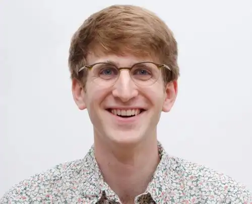  穿苹果草莓拎芦笋包包涂胡萝卜口红,可持续时尚就是那么疯狂