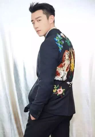  春晚男神的帅气瞬间tfboys穿红衣,李易峰的表情亮了