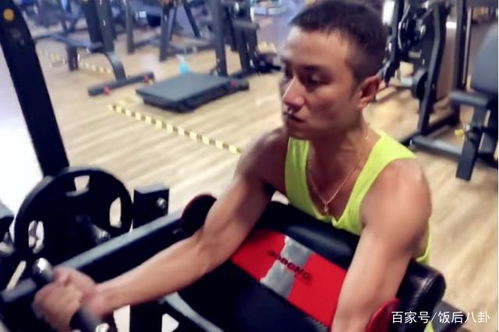  表情有点儿凶文章现身健身房撸铁