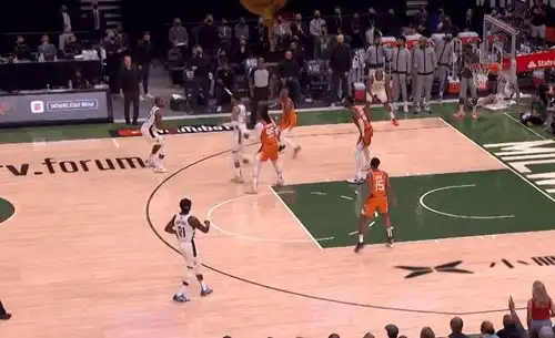 这是裁判还是教练无视太阳伤员,指导雄鹿快攻带走太阳 这是裁判还是教练无视太阳伤员,指导雄鹿快攻带走太阳