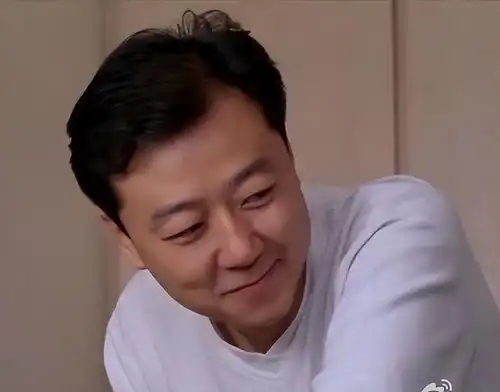 回顾演员郭涛镜头前和小十几岁娇妻秀恩爱,背地里却看不起她 回顾演员郭涛镜头前和小十几岁娇妻秀恩爱,背地里却看不起她