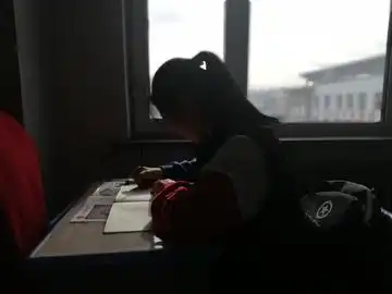 开学前熊孩子熬夜补作业,第二天萎靡模样太搞笑,老师看不下去 开学前熊孩子熬夜补作业,第二天萎靡模样太搞笑,老师看不下去