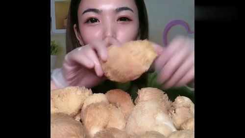  小姐姐吃个网红猴头菇,看着表情得有多难吃真是太自找苦头了