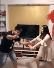  爆笑gif这障眼法演得不错,妹子搞笑的劲头很足