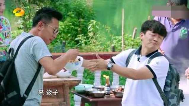  林永健故意整蛊王宝强,两大勺辣椒拌面,王宝强辣出表情包