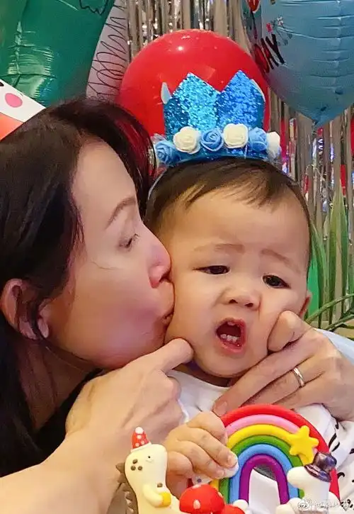 蔡少芬绿洲为儿子庆生透露其小名还把他亲成表情包 蔡少芬绿洲为儿子庆生透露其小名还把他亲成表情包