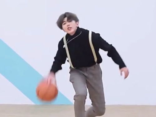  nba形象大使蔡徐坤,打篮球