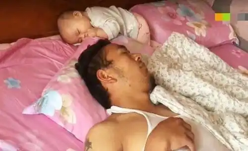  宝爸和宝宝一起睡觉,醒来发现娃不见了,看宝爸表情太真实了