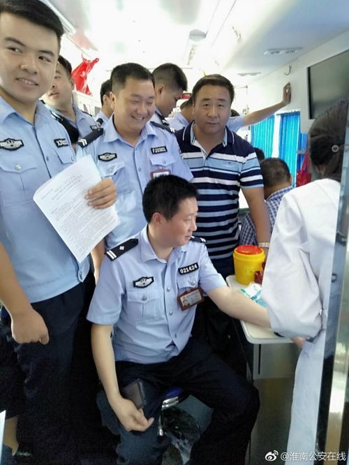  警察献血面部拧成表情包网友谁还不是个宝宝呢