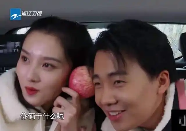 郑恺郭麒麟同桌喝酒时,宋祖儿一脸娇羞的初恋表情,清纯又可爱 郑恺郭麒麟同桌喝酒时,宋祖儿一脸娇羞的初恋表情,清纯又可爱