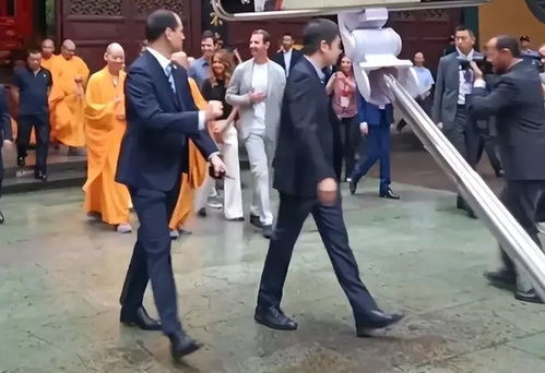  巴沙尔现身灵隐寺,主持全程用英文交流被骂,身侧保镖表情超放松