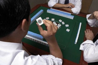  丈夫的诱惑他不顾还在读大学的女儿,诱骗她做这件事