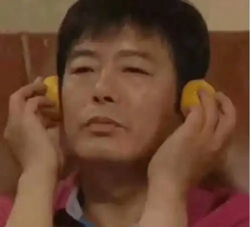 全包眼线,油腻老气,他们的广告物料怕不是黑粉拍的 全包眼线,油腻老气,他们的广告物料怕不是黑粉拍的