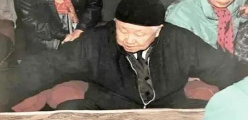  老人卖传家宝要价800万,专家只出1万,老人转头卖出1980万