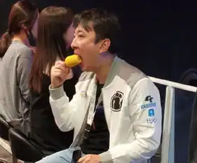 组图新表情包出炉王思聪吃玉米再被拍一口吞画面搞笑 组图新表情包出炉王思聪吃玉米再被拍一口吞画面搞笑