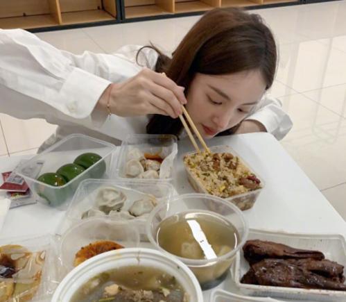  金晨深夜晒男友视角照,身后露出男款鞋,眼神流露出藏不住的喜欢