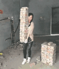 大哥,切个洋葱你连头盔都带上了不过你的头盔好个性 大哥,切个洋葱你连头盔都带上了不过你的头盔好个性