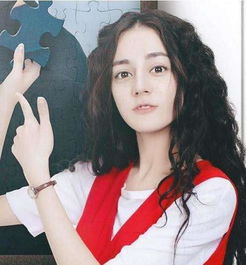  关晓彤上时尚杂志,做了一款泡面头发型,挺美的