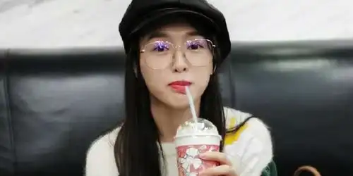  唐嫣深夜喝奶茶享受三碗美食绿洲晒图表情俏皮