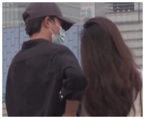  35岁黄轩被当街打屁股遭拍,女主正脸被曝光后,黄轩无奈承认恋情