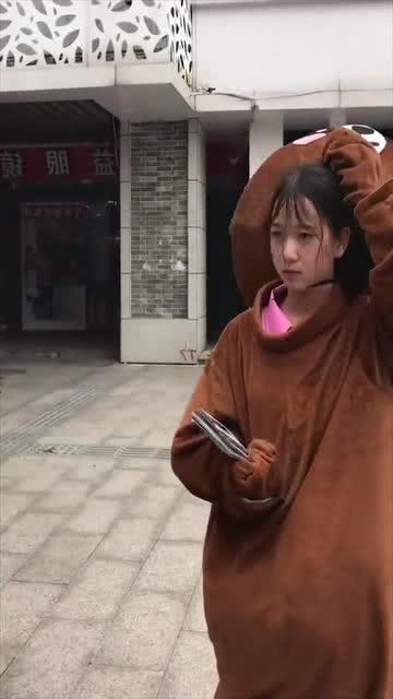  网红熊被欺负了,小姐姐的表情是不是很可爱